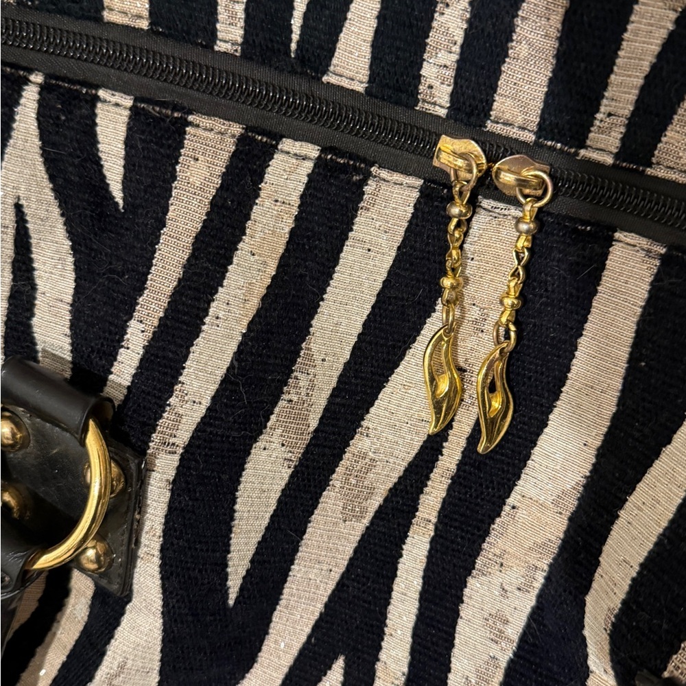 Stylish Zebra print duffle handbag. - Picture 12 of 12